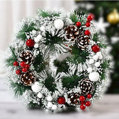 Coronita pentru Craciun Kadeny, diametru 32 cm, din brad artificial, decorata cu conuri si merisoare, inzapezit. Verde/Alb