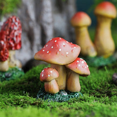 Decoratiune Ornament pentru Ghiveci, Kadeny, Decoratiune pentru Gradina, Model 1 Ciuperci Rosii cu Buline Albe, 3.1 x 4 cm, Rosu