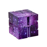 Jucarie Interactiva Antistres cu Miscari Infinite, Cub Magic, 3 ani, 4x4x4cm, Violet