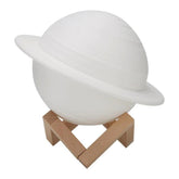 Lampa de veghe cu telecomanda in forma de Saturn 3D Saturn Light 16 culori, alimentare baterii, stand lemn inclus, 15 cm, Kaveny