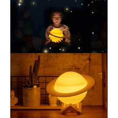 Lampa de veghe in forma de Saturn 3D Saturn Light, alimentare baterii, stand plastic inclus, 15 cm, Kaveny, Alb Cald