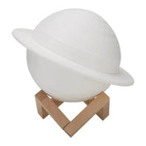 Lampa de veghe in forma de Saturn 3D Saturn Light, alimentare baterii, stand plastic inclus, 15 cm, Kaveny, Alb Cald