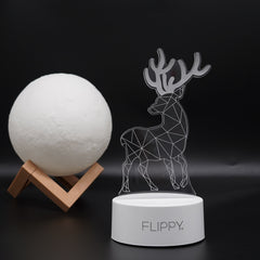 Lampa LED decorativa, Kaveny, 3D, Cerb, cu telecomanda, doua moduri de alimentare USB si baterii, 20 cm inaltime, din material acril si lumina multicolora, alb