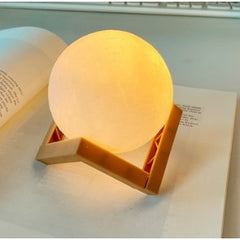 Lampa de veghe in forma de luna 3D Moon Light Alb Cald, alimentare baterii, stand plastic inclus, 8 cm, Kaveny