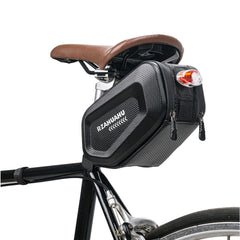 Borseta pentru bicicleta Kaveny, Hard Shell, material piele artificiala si carbon, 20x12x11.5 cm, prindere de sa, capacitate 2L, impermeabila, negru