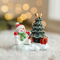 Ornament de Craciun din Rasina pentru Decor, Kadeny, Model Om de Zapada cu Brad, Decoratiune de Birou pentru Craciun, 6.5 x 6.5 x 4 cm, Alb Verde