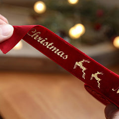 Panglica Decorativa de Craciun, Kadeny, Panglica din Panza cu aspec de Catifea, Funda Ornament, Model Merry Christmas si Cerbi Aurii, Decor pentru Brad de Craciun, 200 x 2.5 cm, Rosu