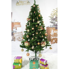 Set brad artificial de Craciun si elemente decorative, clasic, pentru interior/exterior, inaltime 210 cm, diametru 125 cm, 957 ramuri, Kadeny, verde, suport metalic inclus