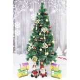 Set brad artificial de Craciun si elemente decorative tip pin inzapezit, inaltime 210 cm, diametru 115 cm, 350 ramuri cu ace 3D 12 cm, Kadeny, verde cu varfuri, ninse, suport metalic inclus