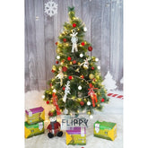 Set brad artificial de Craciun si elemente decorative tip pin inzapezit tip 2, inaltime 150 cm, diametru 85 cm, 160 ramuri cu ace 3D 12 cm, Kadeny, verde cu varfuri, ninse, suport metalic inclus