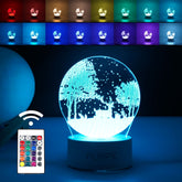 Lampa LED decorativa, Kaveny, 3D, Peisaj de iarna, cu telecomanda, doua moduri de alimentare USB si baterii, 20 cm inaltime, din material acril si lumina multicolora, alb