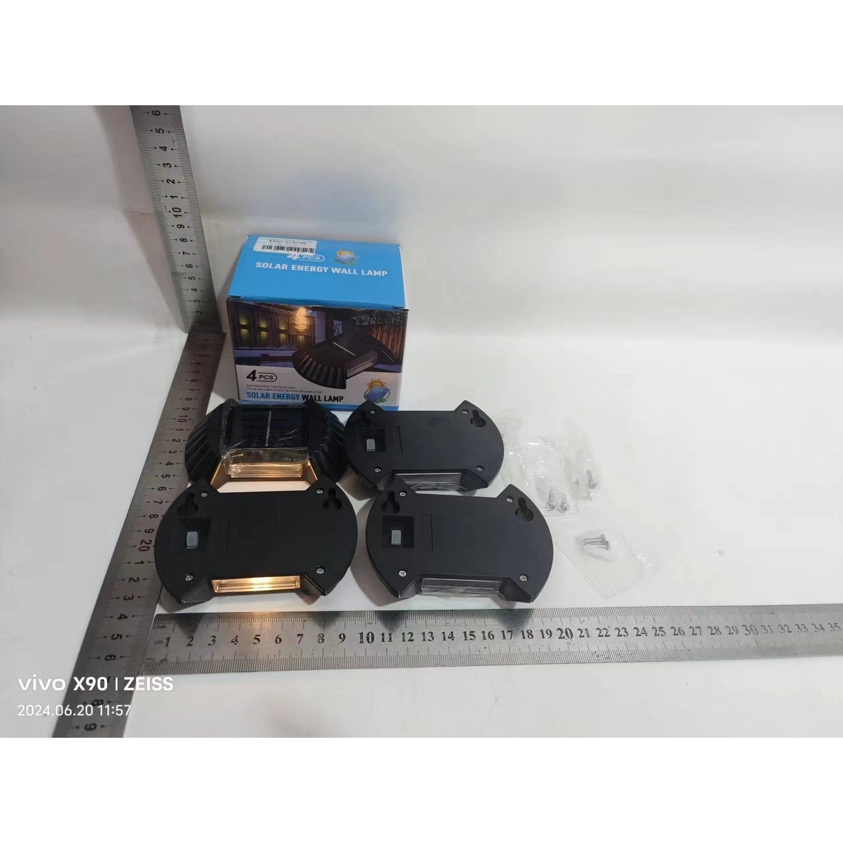 Set 4 Aplice solare LED Bidirectionale pentru perete Kaveny, in forma de funda, 8 LED-uri, material ABS si PC, lumina puternica, IP65, 10 x 7.5 cm, baterie 1.2 V, 300 mAh, autonomie 8-10 ore, alb cald