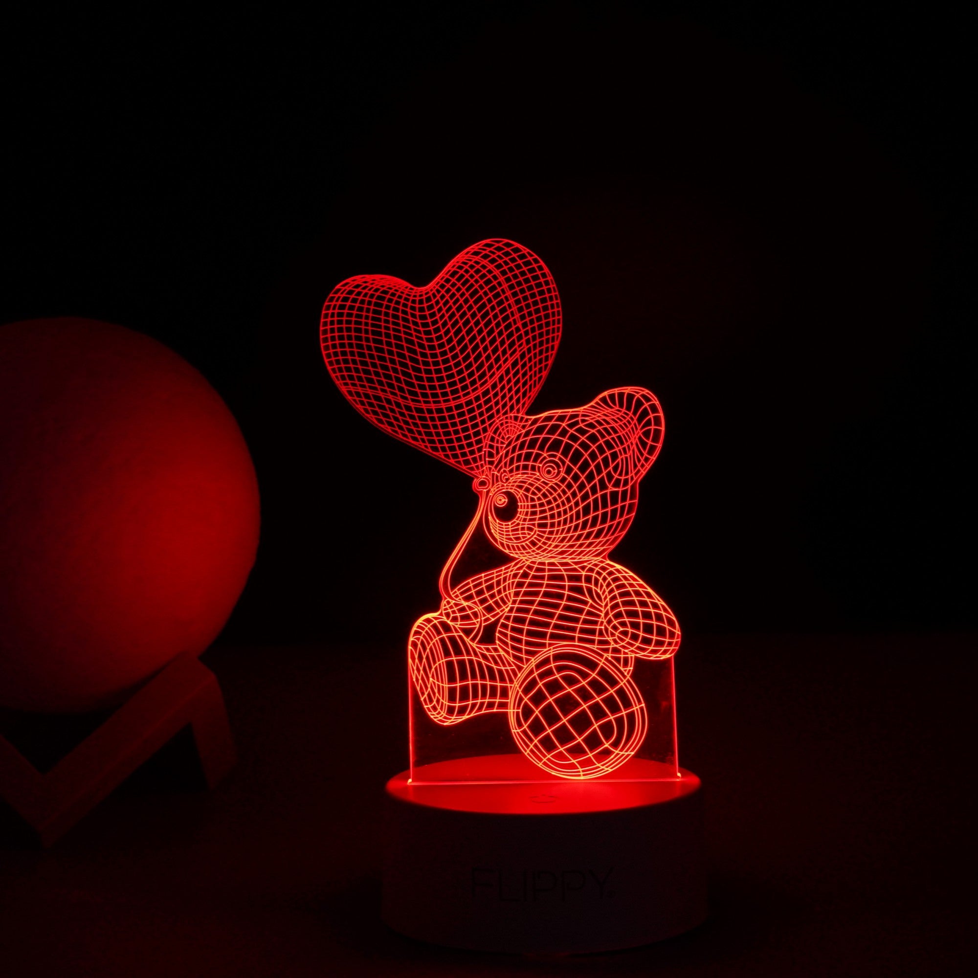 Lampa LED decorativa, Kaveny, 3D, Ursulet cu balon inima, cu telecomanda, doua moduri de alimentare USB si baterii, 20 cm inaltime, din material acril si lumina multicolora, alb