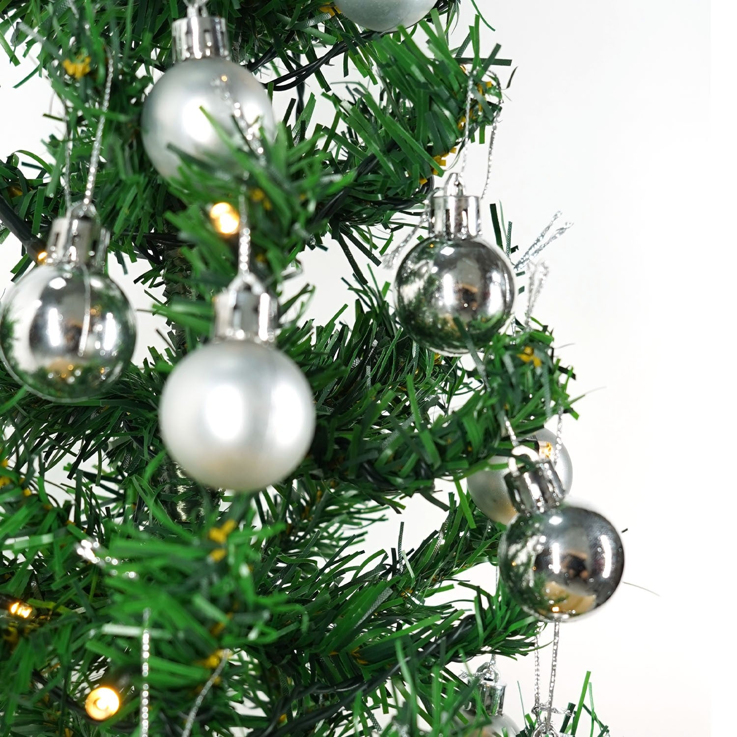 Brad Artificial Impodobit, 60 cm, suport plastic cu instalatie luminoasa 20 LED alb cald + 20 globuri argintii incluse, Kadeny