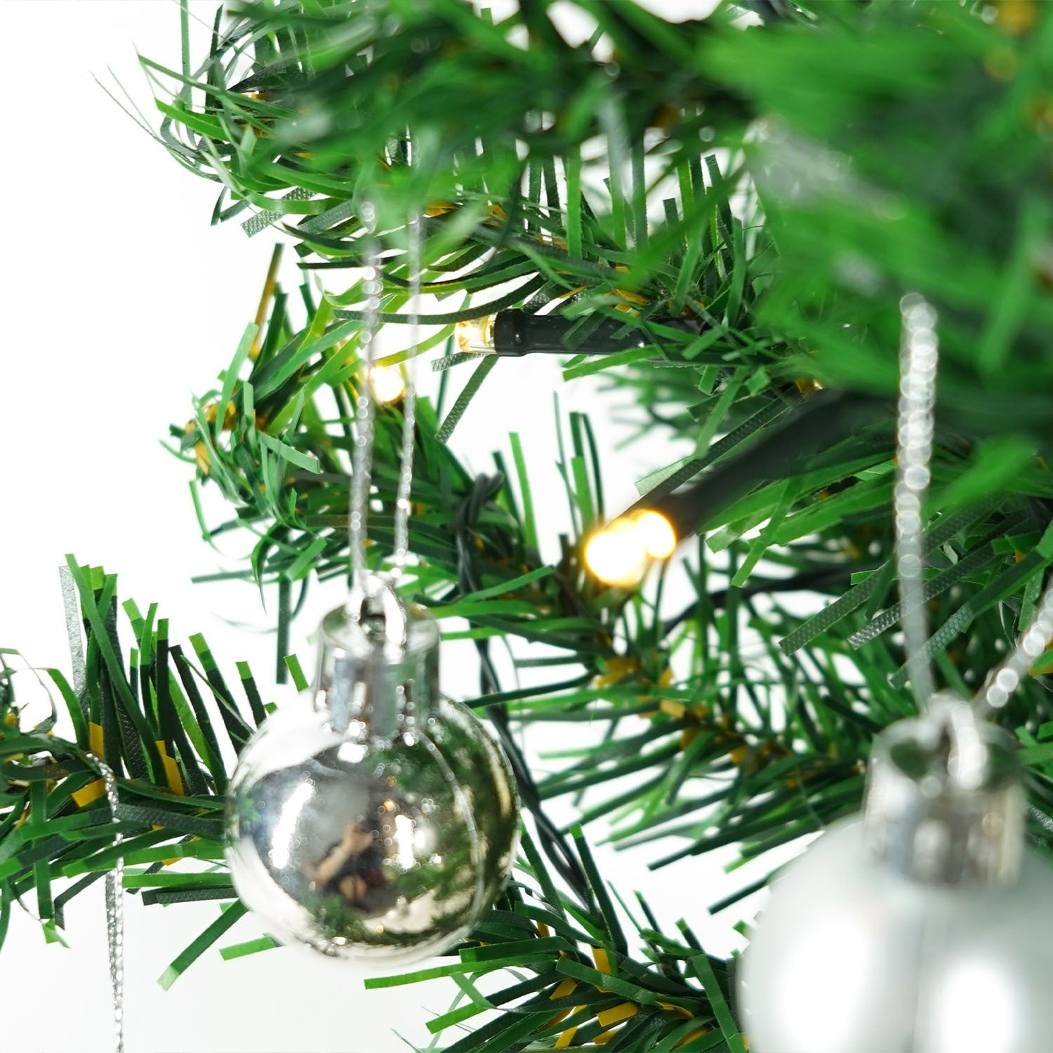 Brad Artificial Impodobit, 60 cm, suport plastic cu instalatie luminoasa 20 LED alb cald + 20 globuri argintii incluse, Kadeny