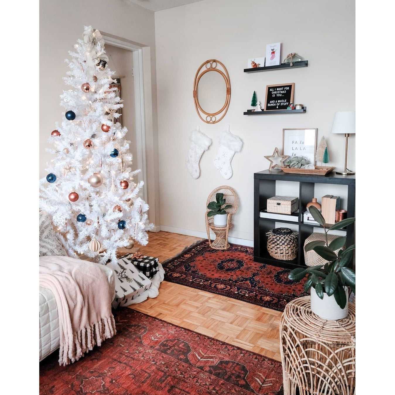 Brad de Craciun artificial cu suport inclus Kadeny, 210 cm, 800 ramuri/varfuri, material plastic, suport clasic, fara iluminare, utilizat pentru interior/exterior, alb