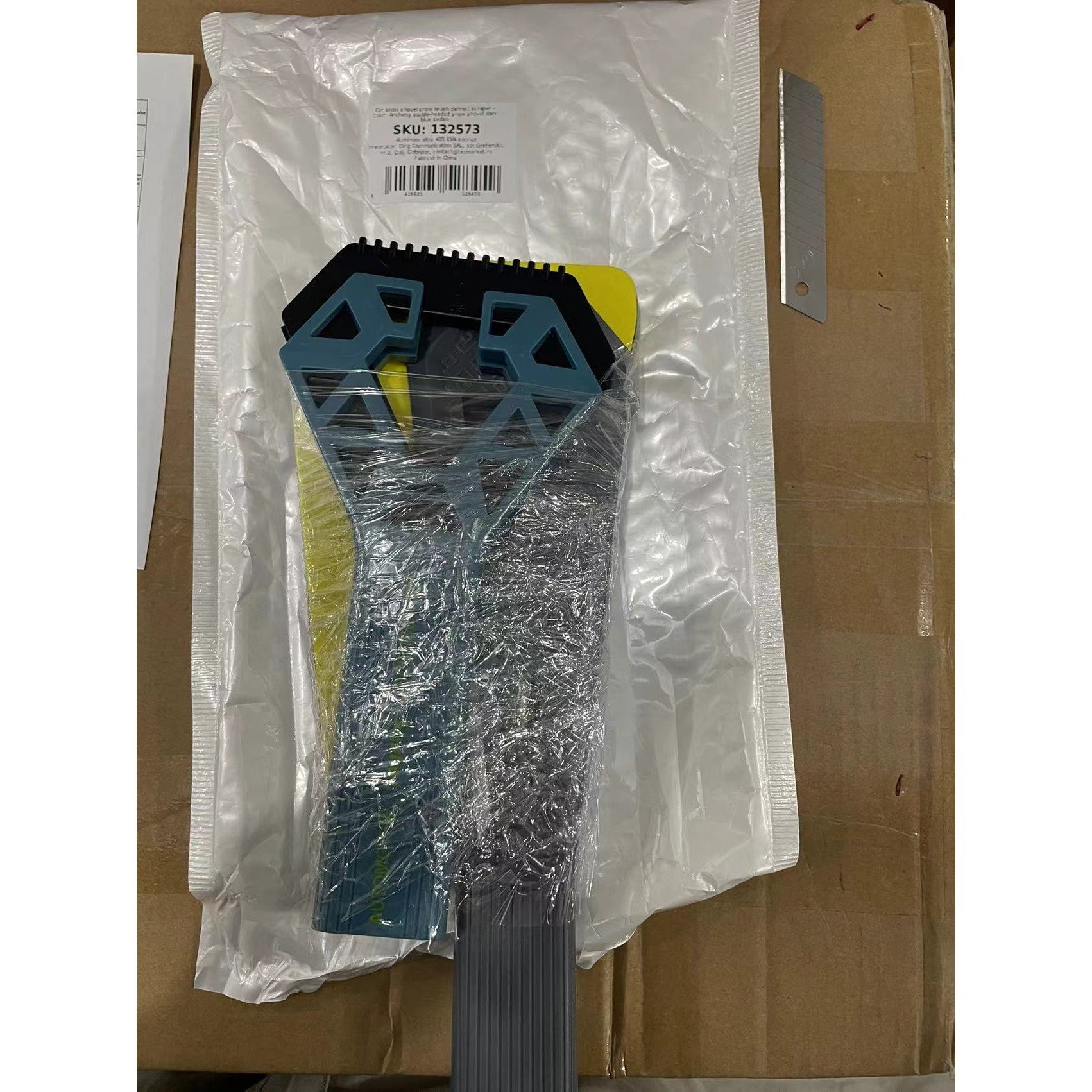 Racleta Auto pentru Zapada cu Doua Capete, Kadeny, Universala, Deszapezire Masina, cu Maner, Ergonomica, Detasabila, pentru Geamuri si Caroserie, Usor de Utilizat, 61x12.5 cm, Albastru