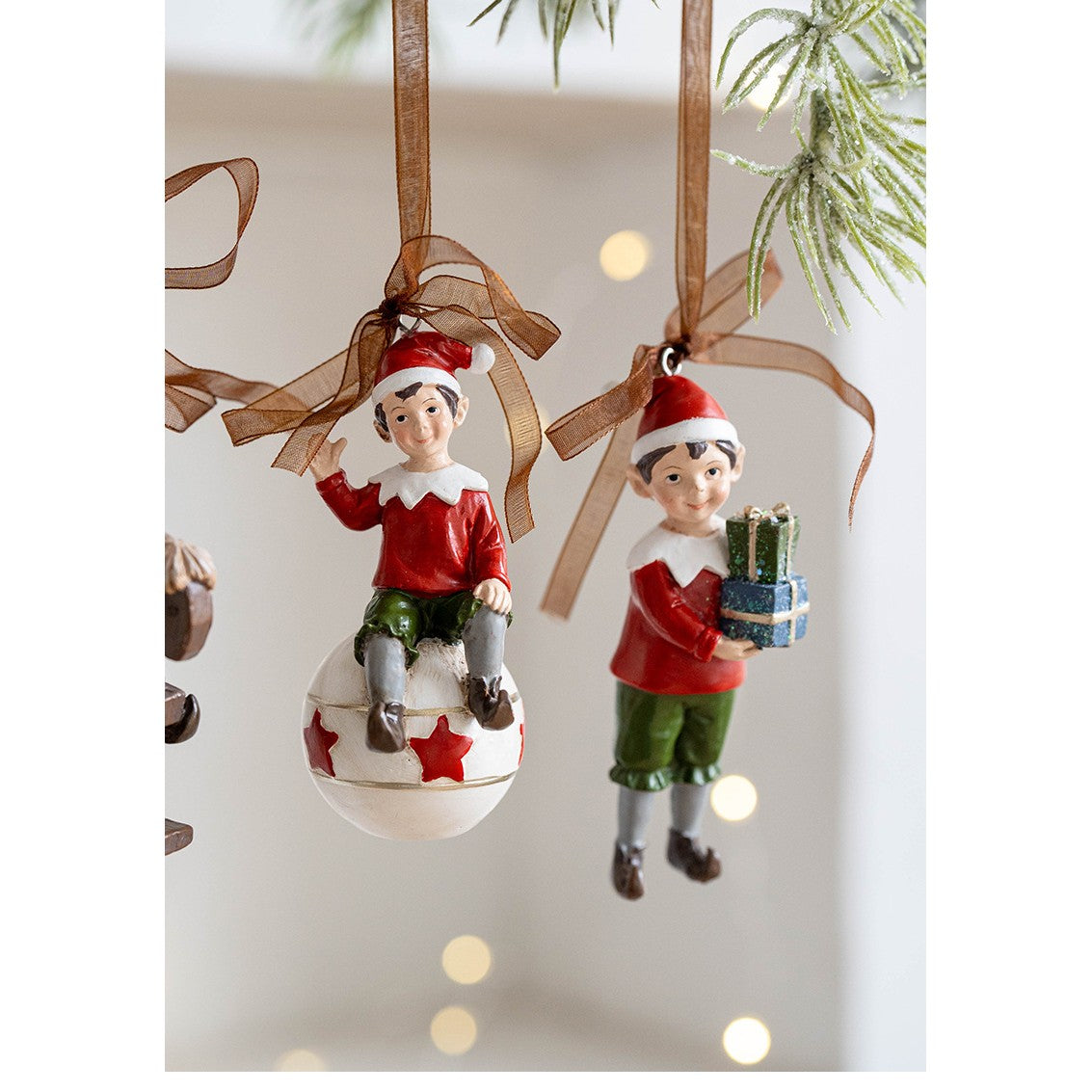 Decoratiune de Craciun, Kadeny, pentru Brad, Model Elf pe Glob, 10 x 4 cm, din Rasina, Multicolor