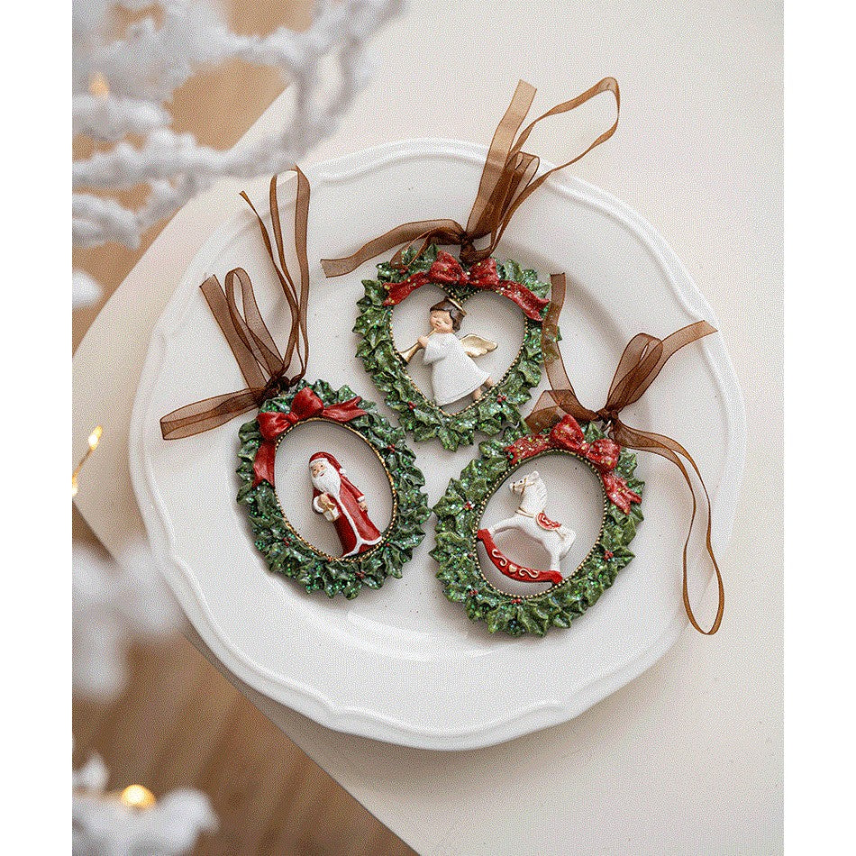 Decoratiune de Craciun, Kadeny, pentru Brad, Model Ghirlanda cu Mos Craciun, 8 x 6.5 cm, din Rasina, Multicolor