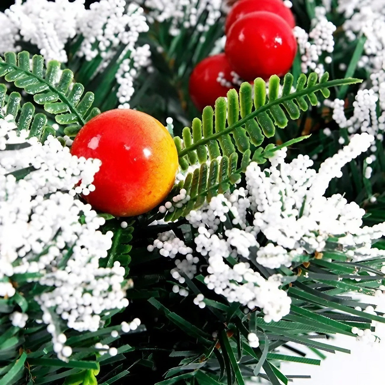 Coronita pentru Craciun Kadeny, diametru 20 cm, din brad artificial, decorata cu conuri si merisoare, inzapezit, Verde/Alb