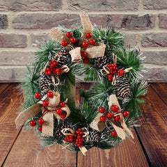 Coronita pentru Craciun Kadeny, diametru 32 cm, din brad artificial, decorata cu conuri si merisoare, 3 Funde. Verde/Alb