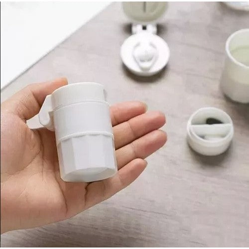 Cutie Pastile Multifunctionala, Kaveny, 4 in 1, Pahar Apa, Taiere, Sfaramare, Depozitare, Compact, ABS cu Lama din Inox, Alb, 8.7x6.2x4.1 cm