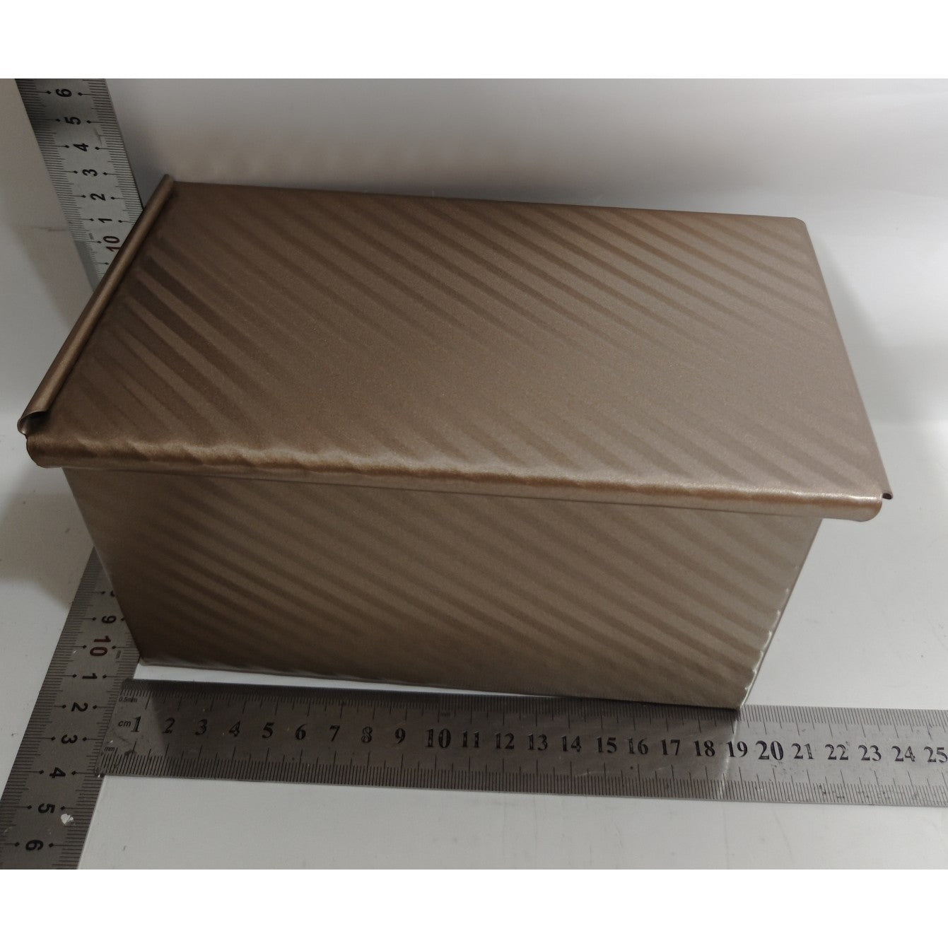 Tava pentru Paine, Kadeny, din Otel Carbon, 450 g, cu Capac, Antiaderenta, 21 x 11 x 11.5 cm, Roz Auriu