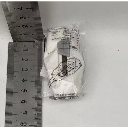 Cutter pentru Cutii, Kadeny, Varf Rotunjit si Zimtat, Tip Breloc, 6.5x3.5 cm, Alb