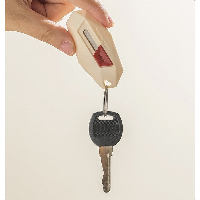 Cutter pentru Cutii, Kadeny, Varf Rotunjit si Zimtat, Tip Breloc, 6.5x3.5 cm, Crem