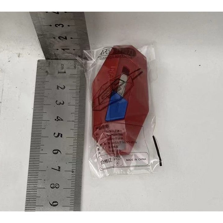 Cutter pentru Cutii, Kadeny, Varf Rotunjit si Zimtat, Tip Breloc, 6.5x3.5 cm, Rosu