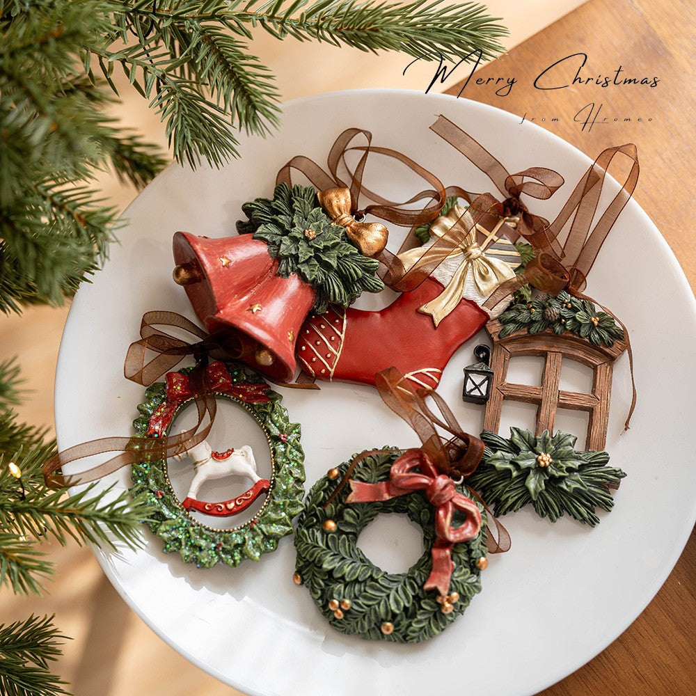 Decoratiune de Craciun, Kadeny, pentru Brad, Model Soseta, 10 x 6 cm, din Rasina, Multicolor