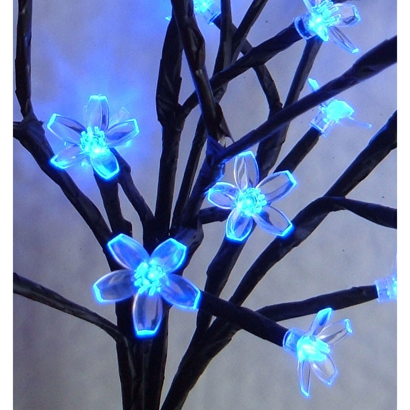 Decoratiune Luminoasa Pom Inflorit 1,5 m cu Baterii 72 LED -uri, Suport Inclus, Albastru