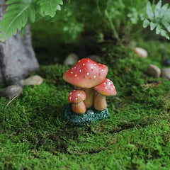 Decoratiune Ornament pentru Ghiveci, Kadeny, Decoratiune pentru Gradina, Model 1 Ciuperci Rosii cu Buline Albe, 3.1 x 4 cm, Rosu