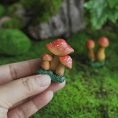 Decoratiune Ornament pentru Ghiveci, Kadeny, Decoratiune pentru Gradina, Model 1 Ciuperci Rosii cu Buline Albe, 3.1 x 4 cm, Rosu