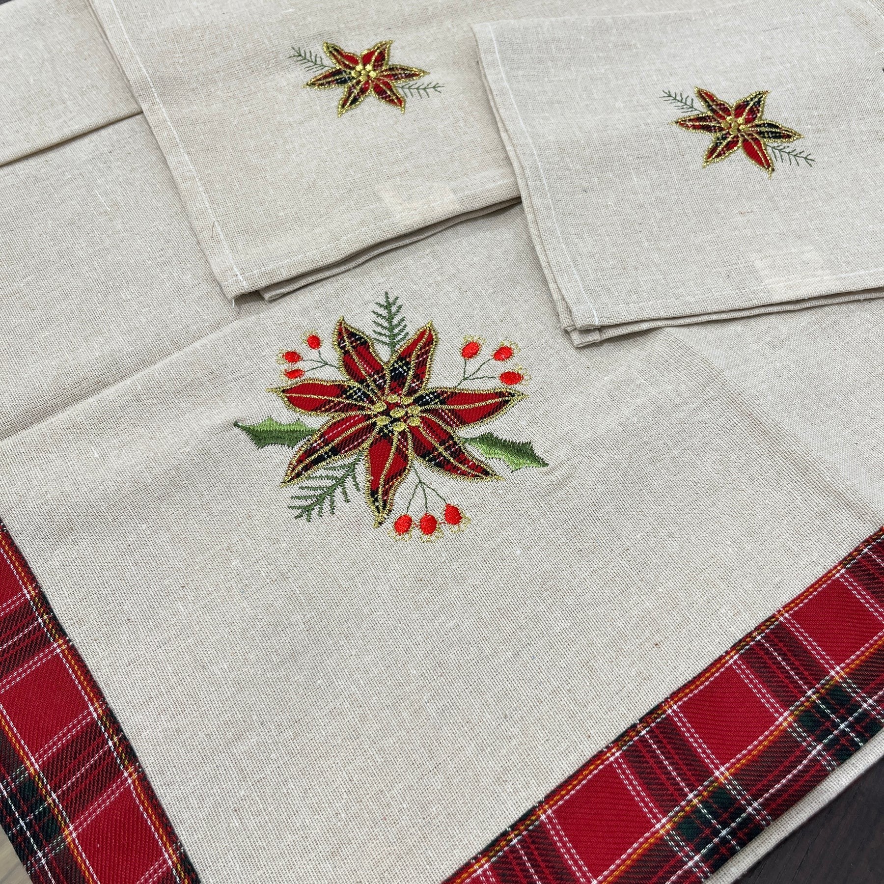 Fata de Masa Kadeny, Material In Brodat, cu Motive Florale de Craciun, 180 x 40 cm, Crem