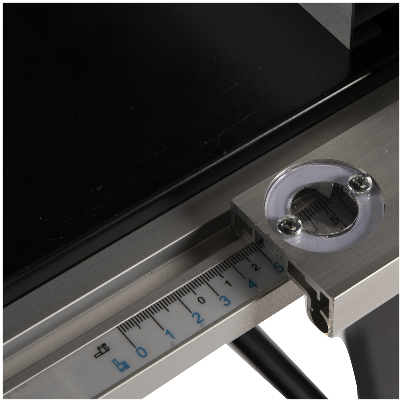 Fierastrau circular cu masa pentru lemn 1800W