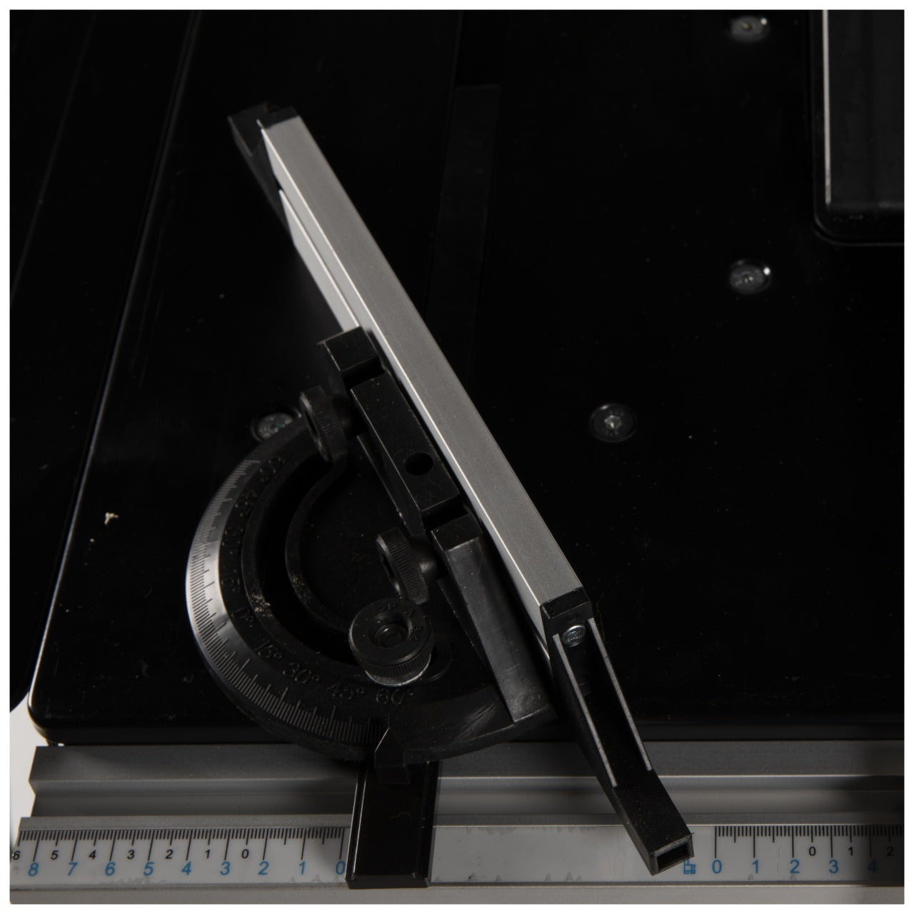 Fierastrau circular cu masa pentru lemn 1800W