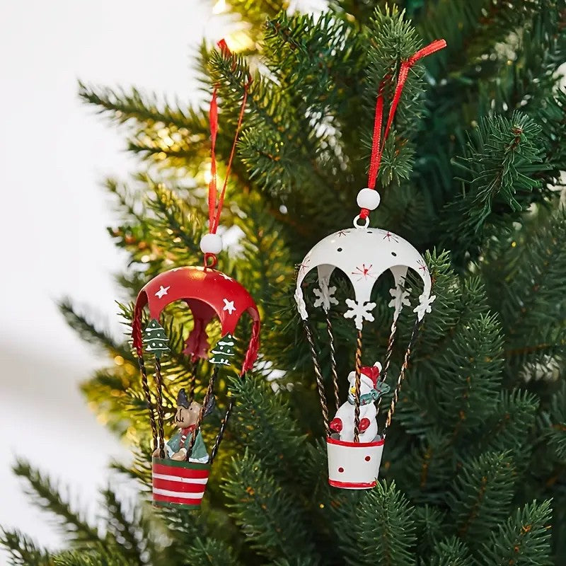 Figurina pentru Brad de Craciun, Kadeny, Model Om de Zapada in Balon cu Aer Cald, Ornament pentru Brad, din Metal, 11 x 5.5 x 5.5 cm, Alb