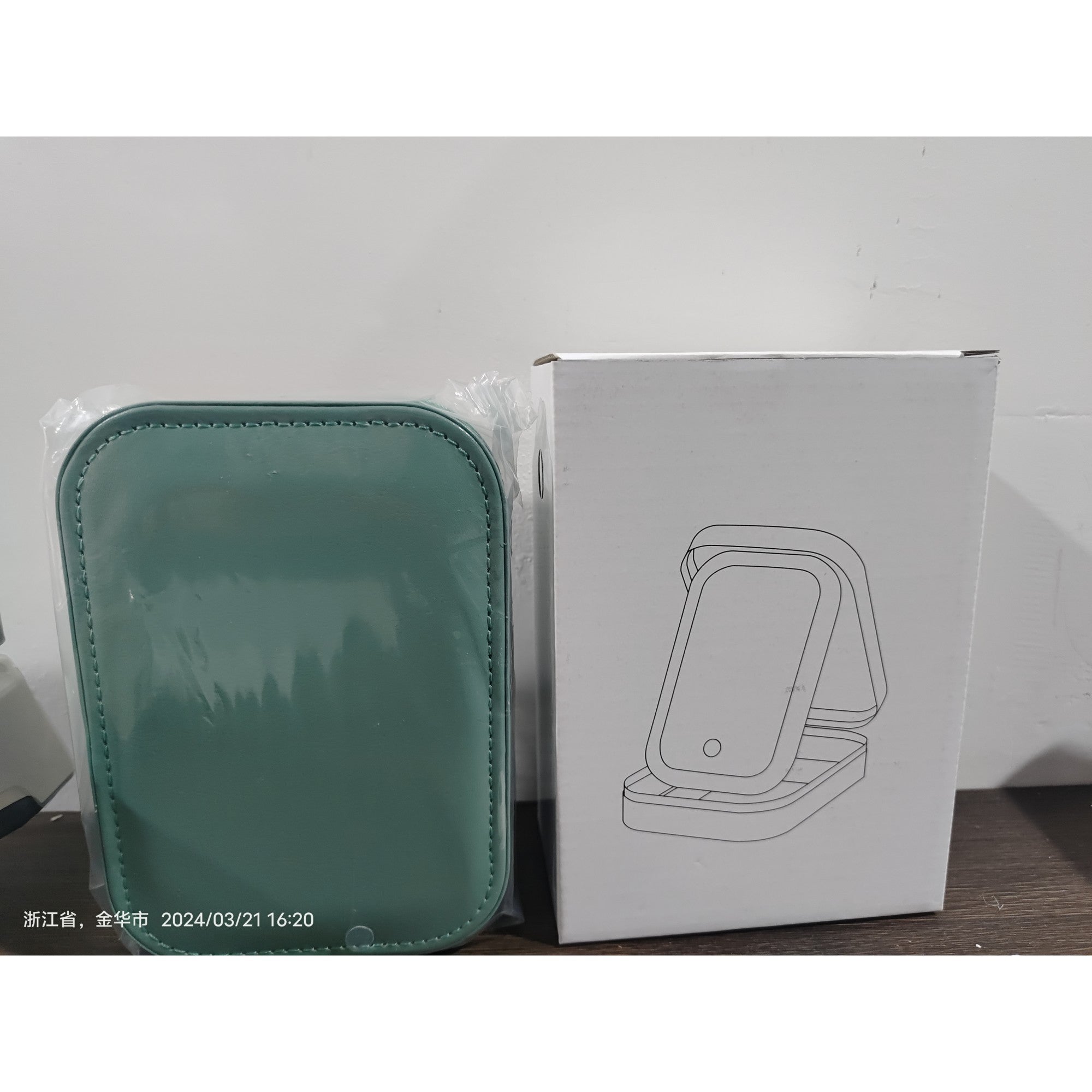 Portfard, Kadeny, Geanta Cosmetice, cu Oglinda LED, 3 Moduri de Lumina, Incarcare USB, Baterie 1200 mAh, pentru Organizarea Cosmeticelor, 4 Compartimente, Imitatie Piele, Verde, 16.5x11.5x6 cm