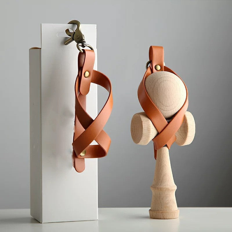 Husa pentru Kendama, Kaveny, Husa de Depozitare pentru Kendama, din Piele Ecologica, Catarama cu Agatare pentru Transportare, Model Breloc 8, 12 x 6 cm, Maro deschis