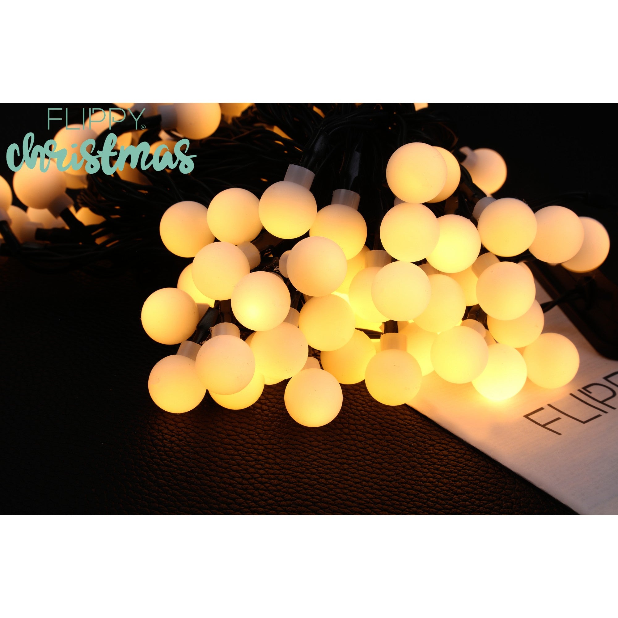 Instalatie Craciun, 5 metri, 20 de LED-uri cu ornament tip Bulb, 8 jocuri de lumini alb cald, cu energie solara, liniar, cablu verde, interior/exterior, Kaveny