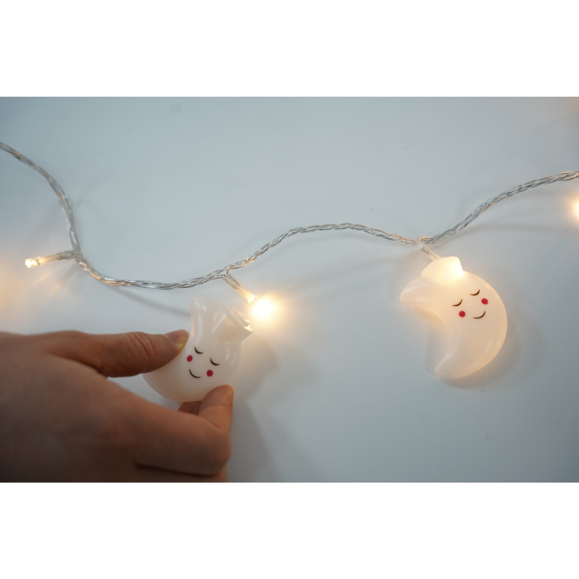 Instalatie Craciun cu ornamente semiluna zambitoare, 5 m, 50 LED-uri, Multicolor, Baterii, Fir Transparent, Kaveny