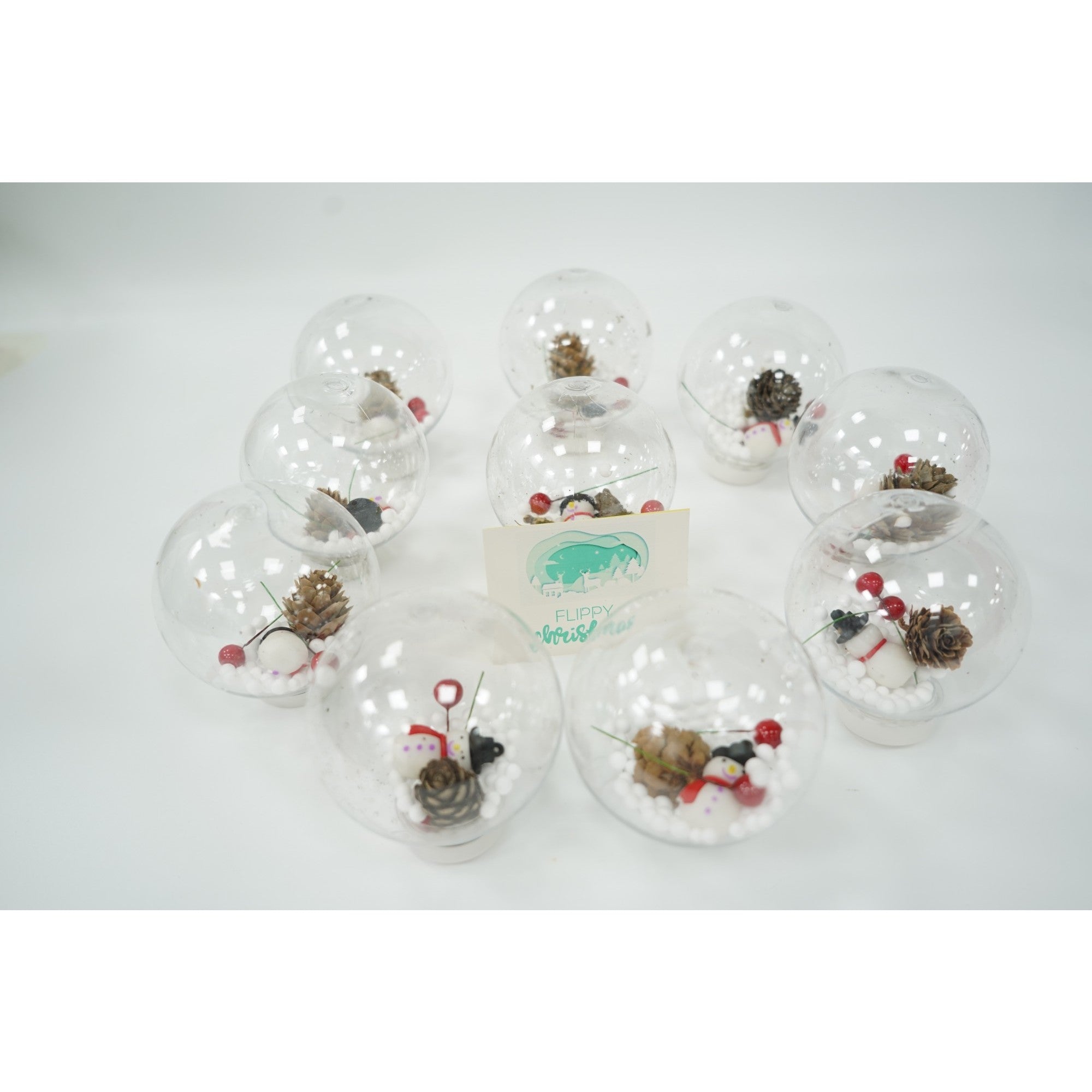 Instalatie Craciun cu ornamente tip glob, 3 m, 30 LED-uri, Alb Cald, Baterii, Fir Transparent, Kaveny