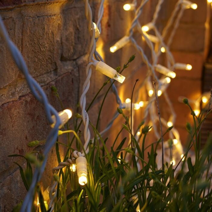 Instalatie Craciun, Tip Perdea, IP44, 6 m x 3 m, 480 LED-uri, Alb Cald, cu 8 jocuri de lumini, 31 V, 9W, Interconectabila, Prelungitor 3 m inclus, Fir transparent, Interior/ Exterior, Kaveny