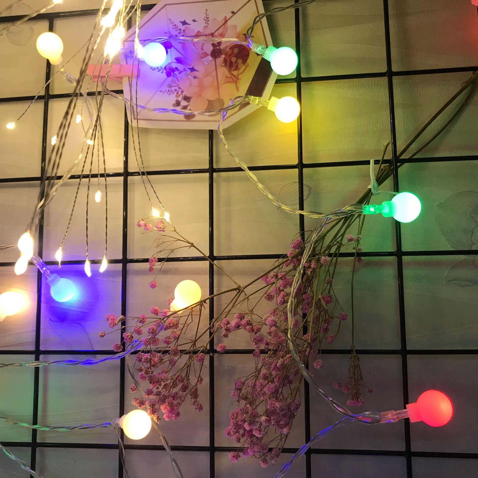 Instalatie sfere brad Craciun Kaveny, 3 metri, 20 LEd-uri, alimentare la retea, fir transparent, multicolora
