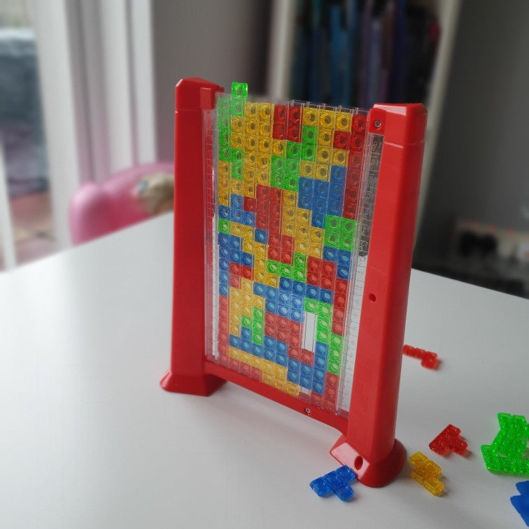 Joc de inteligenta Tetris puzzle tangram Kaveny, 70 de piese multicolore, 3D, montessori, interactiv, din plastic, zar inclus, sac depozitare piese, varsta peste 6 ani, 23 x 19.8 x 5 cm, cadru rosu