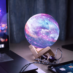 Lampa de veghe in forma de luna cu stele 3D Moon Light 7 culori, alimentare baterii, stand din lemn inclus, 15 cm, Kaveny