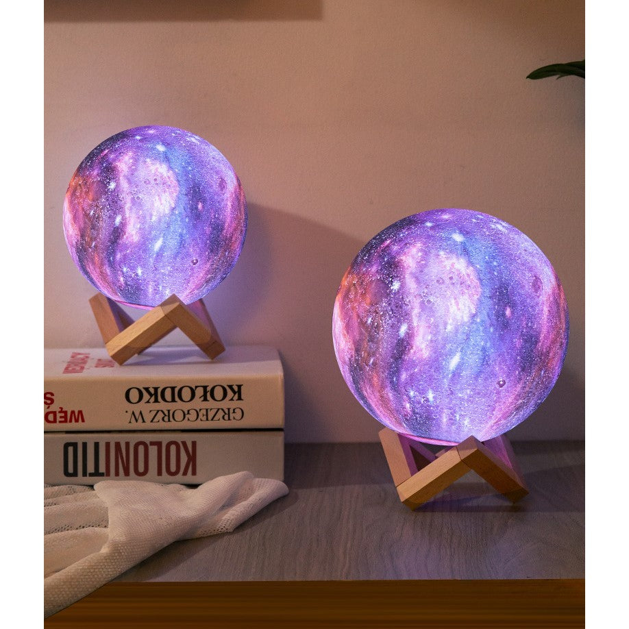 Lampa de veghe in forma de luna cu stele 3D Moon Light 7 culori, alimentare baterii, stand din lemn inclus, 15 cm, Kaveny