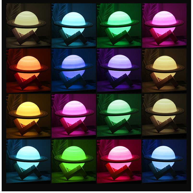 Lampa de veghe cu telecomanda in forma de Saturn 3D Saturn Light 16 culori, alimentare baterii, stand lemn inclus, 15 cm, Kaveny
