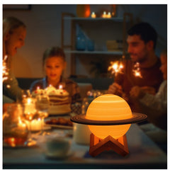 Lampa de veghe cu telecomanda in forma de Saturn 3D Saturn Light 16 culori, alimentare baterii, stand lemn inclus, 15 cm, Kaveny